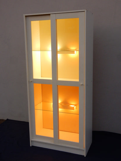 Weiße Holz-Vitrine mit Doppel-Schiebetüren - beleuchtet - 1,80m