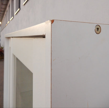 Weiße Holz-Vitrine mit Doppel-Schiebetüren - beleuchtet - 1,80m