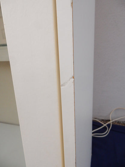 Weiße Holz-Vitrine mit Doppel-Schiebetüren - beleuchtet - 1,80m