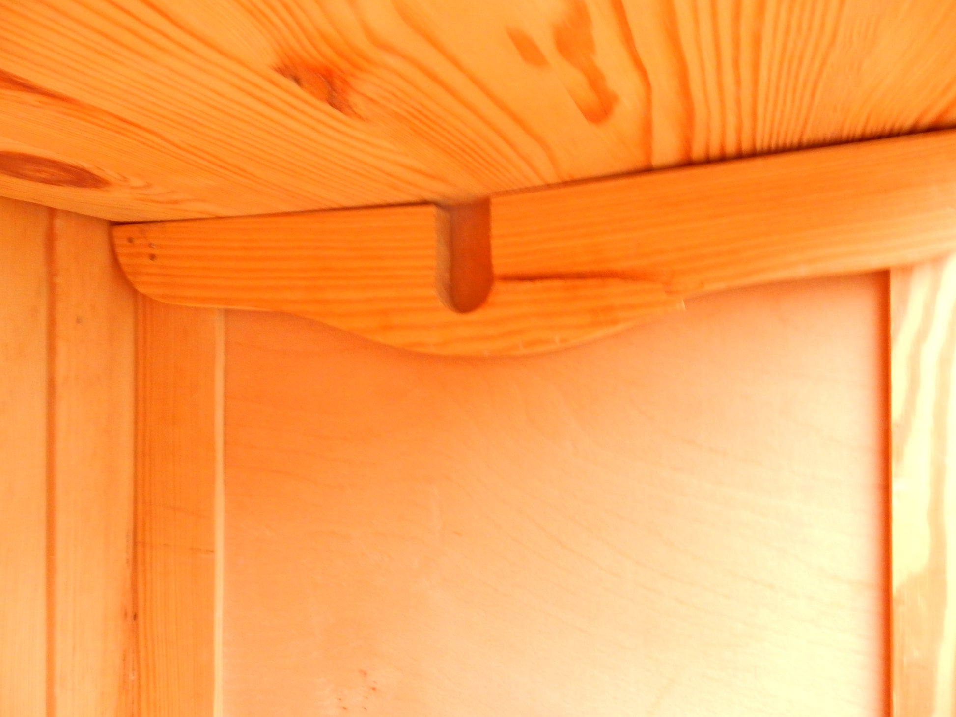 Retro Holzschrank - Landhausstil - weiß - Artikelbild von Fummel & Gedöns Secondhand-Store