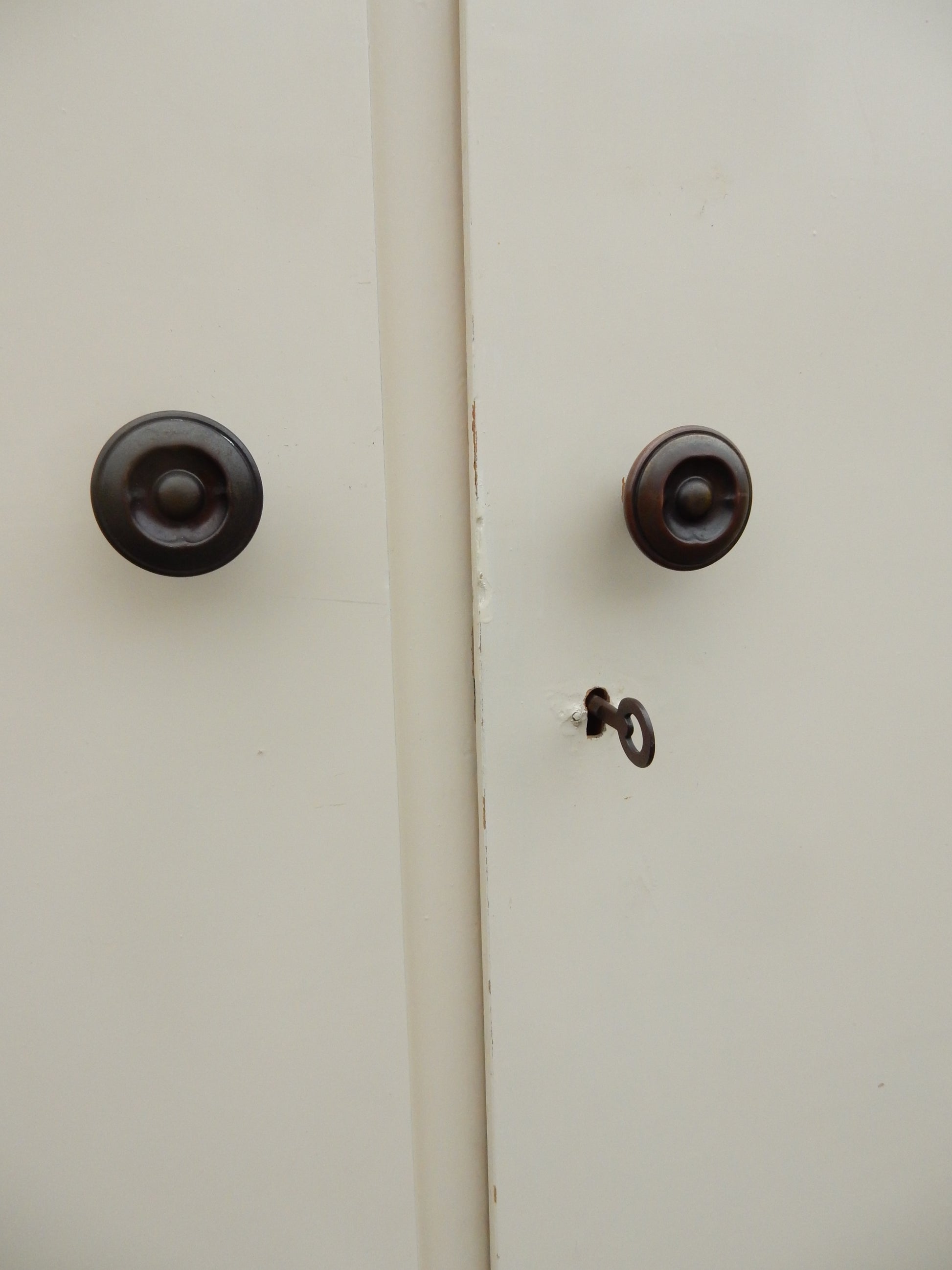 Retro Holzschrank - Landhausstil - weiß - Artikelbild von Fummel & Gedöns Secondhand-Store