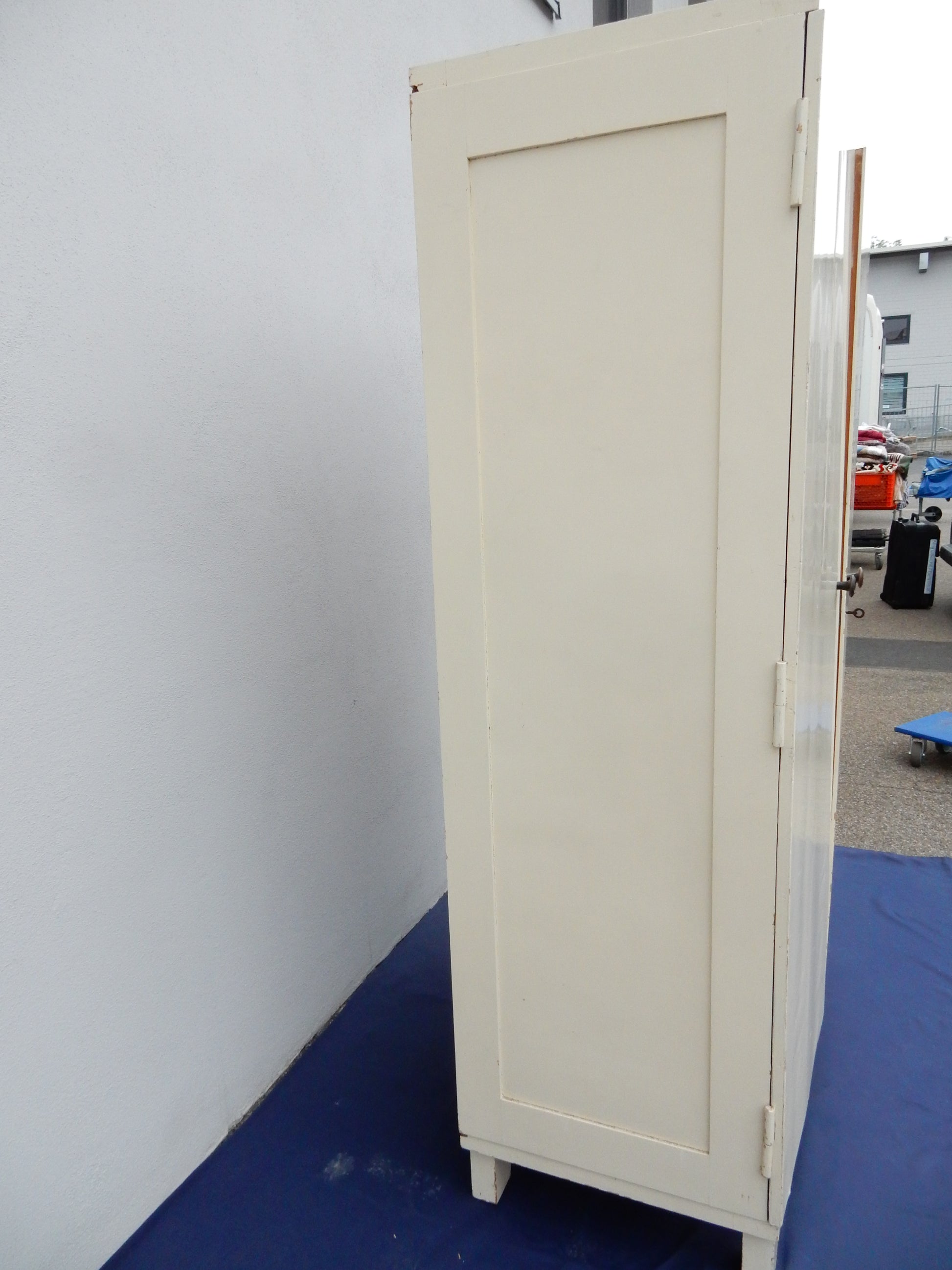 Retro Holzschrank - Landhausstil - weiß - Artikelbild von Fummel & Gedöns Secondhand-Store