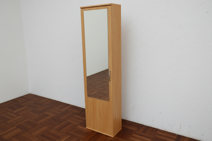 Schmaler Garderobenschrank mit Spiegel