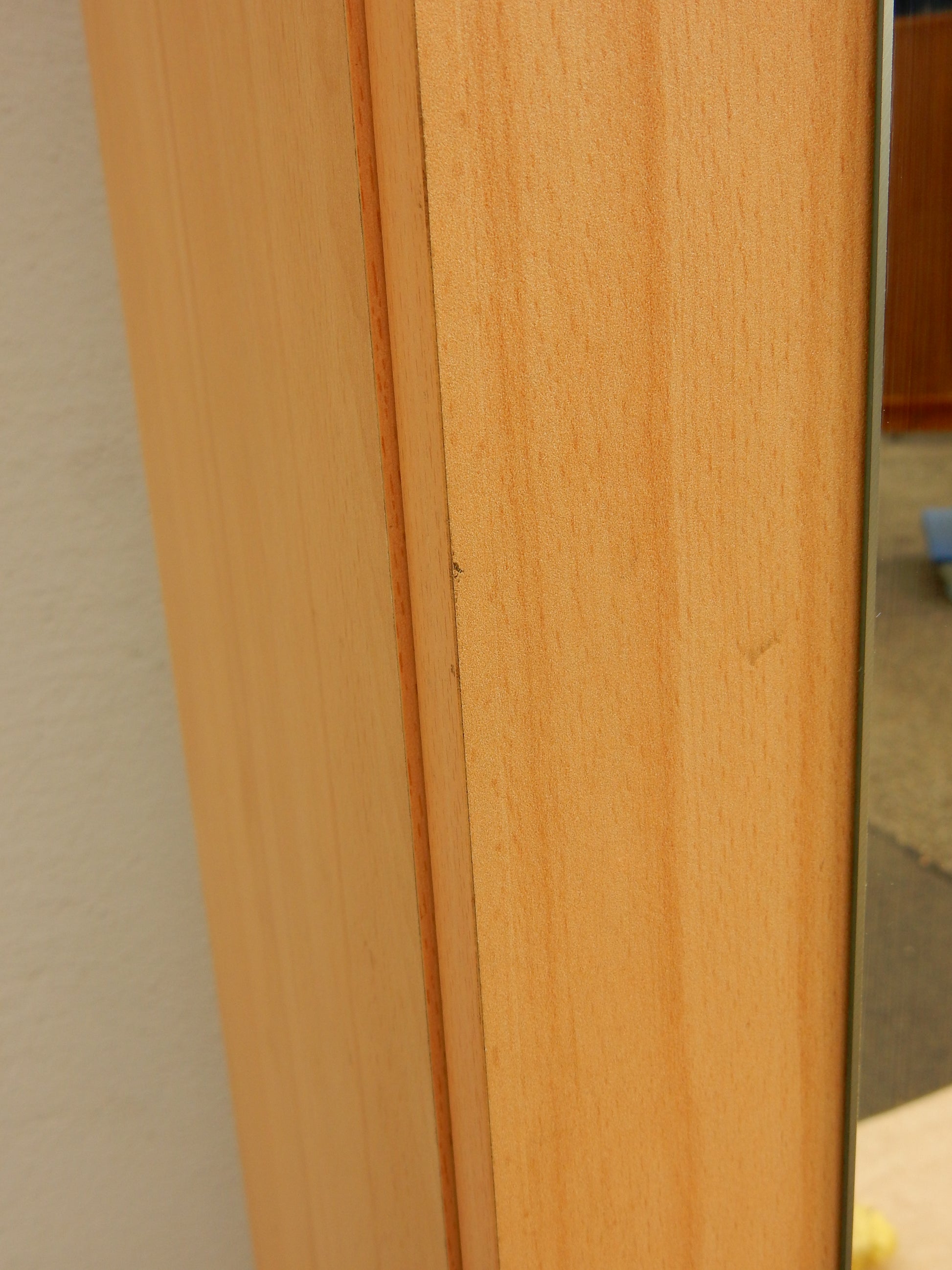 Moderner Garderobenschrank mit Spiegel – Buche Dekor - Artikelbild von Fummel & Gedöns Secondhand-Store