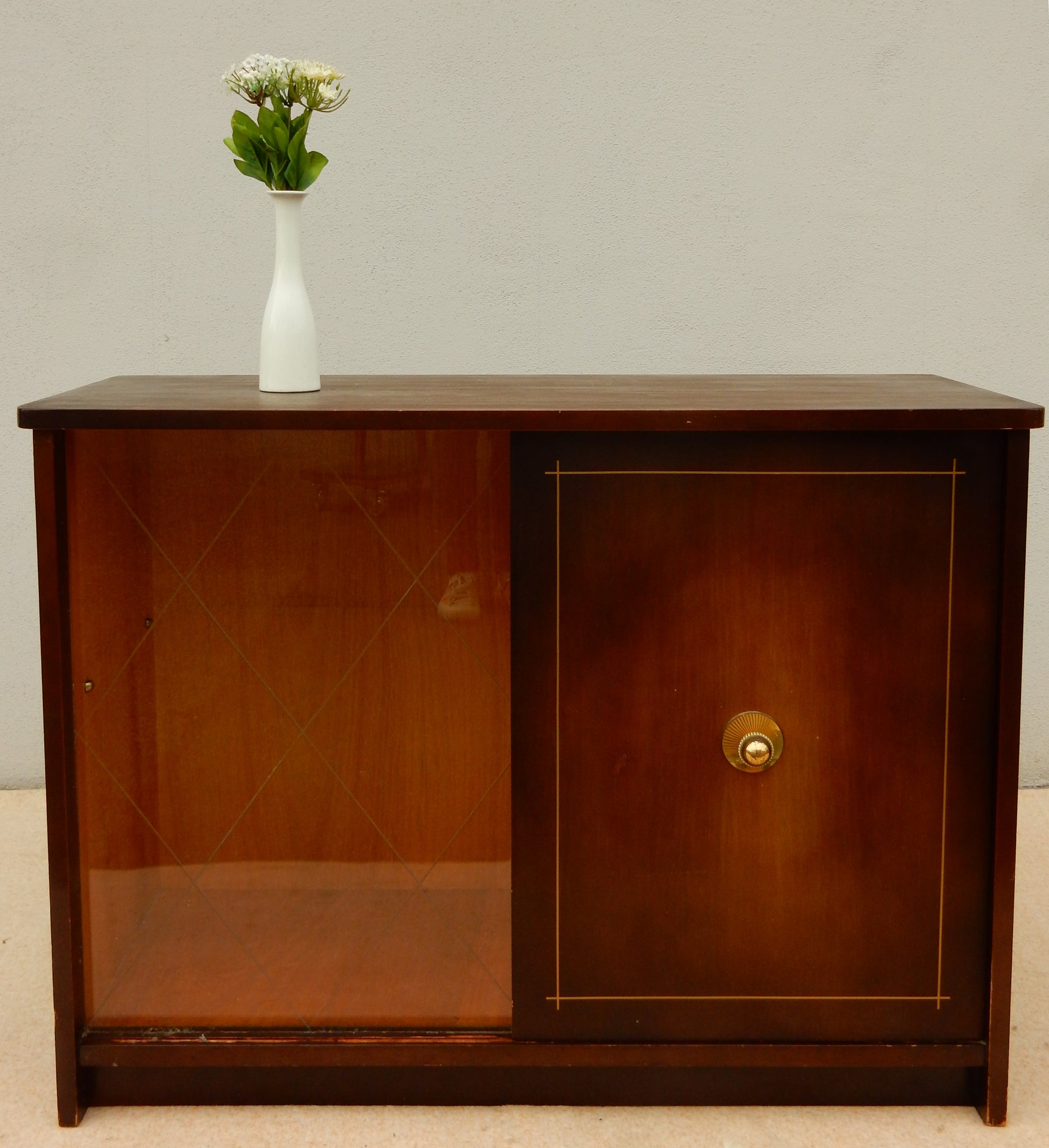 Vintage Mid-Century Holz-Vitrine mit Glas-Schiebetür - Artikelbild von Fummel & Gedöns Secondhand-Store