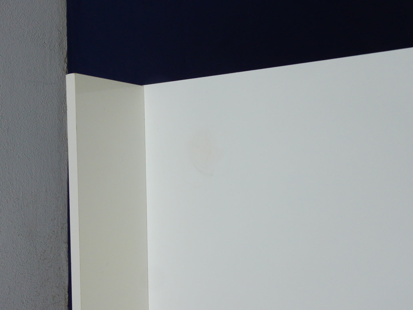 Moderner Hängeschrank mit Klapptür – Weiß