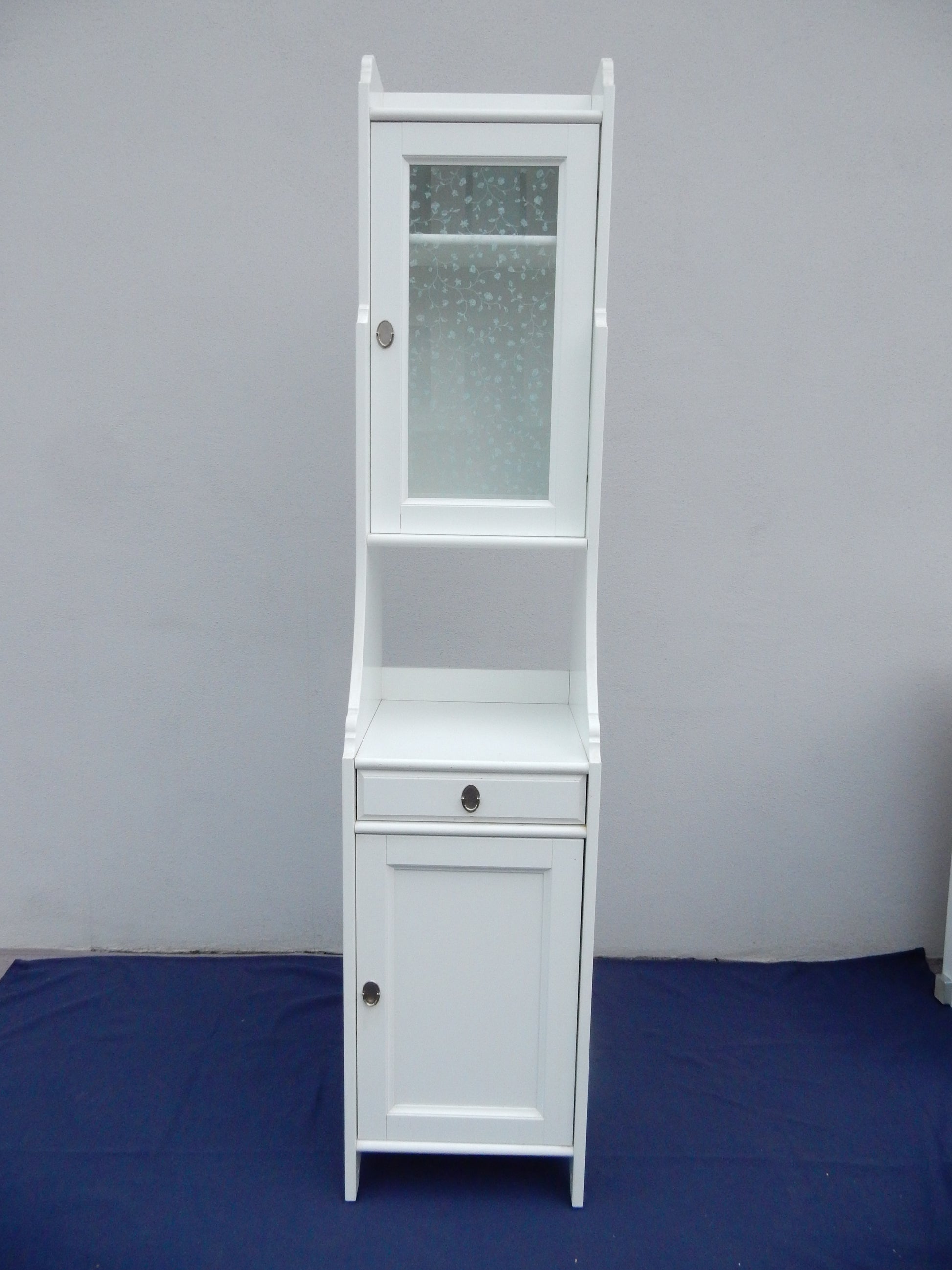 Weißer Hochschrank mit Glastür und Schublade - Artikelbild von Fummel & Gedöns Secondhand-Store