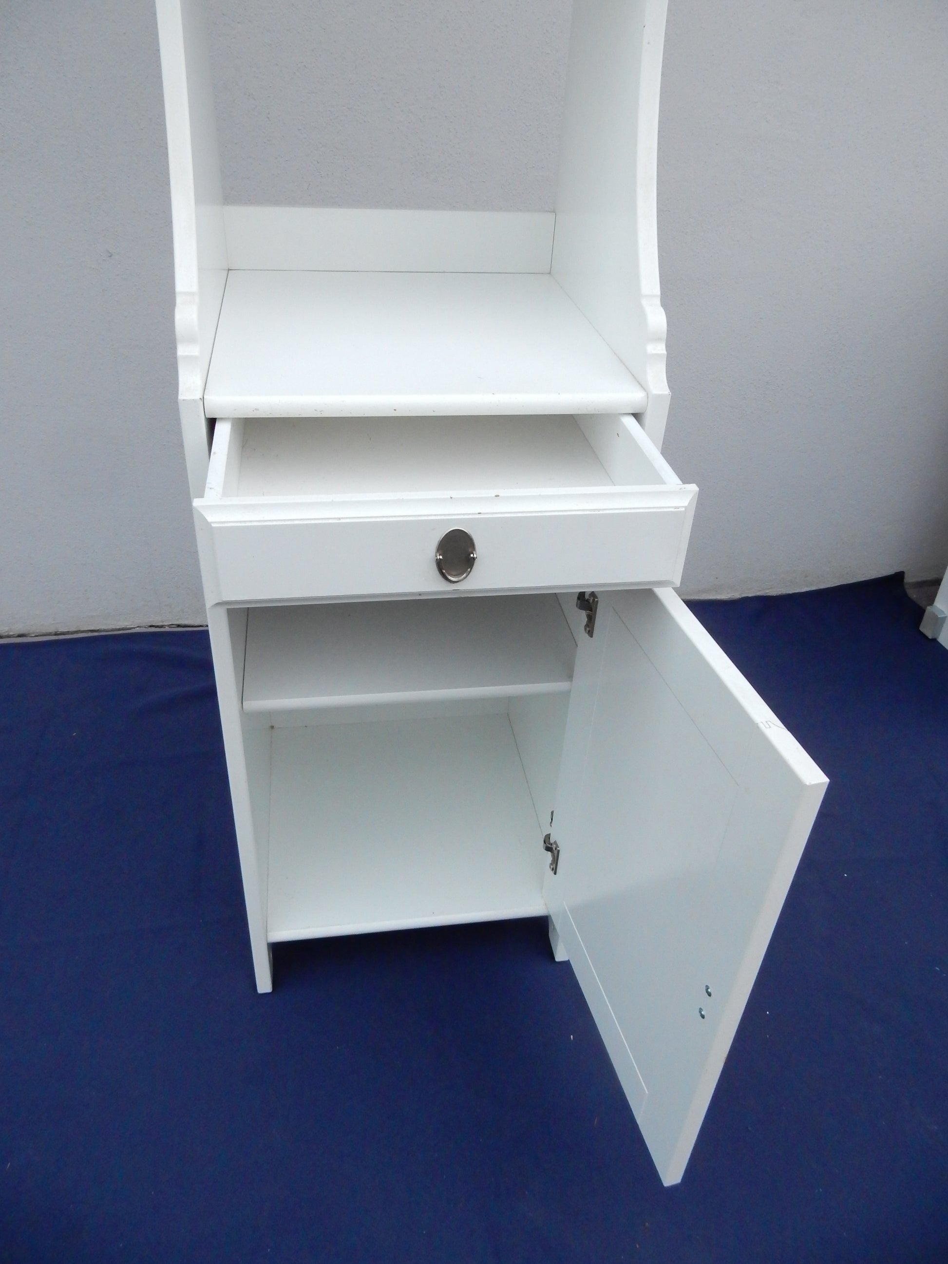 Weißer Hochschrank mit Glastür und Schublade - Artikelbild von Fummel & Gedöns Secondhand-Store