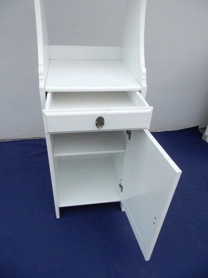 Weißer Hochschrank mit Glastür und Schublade