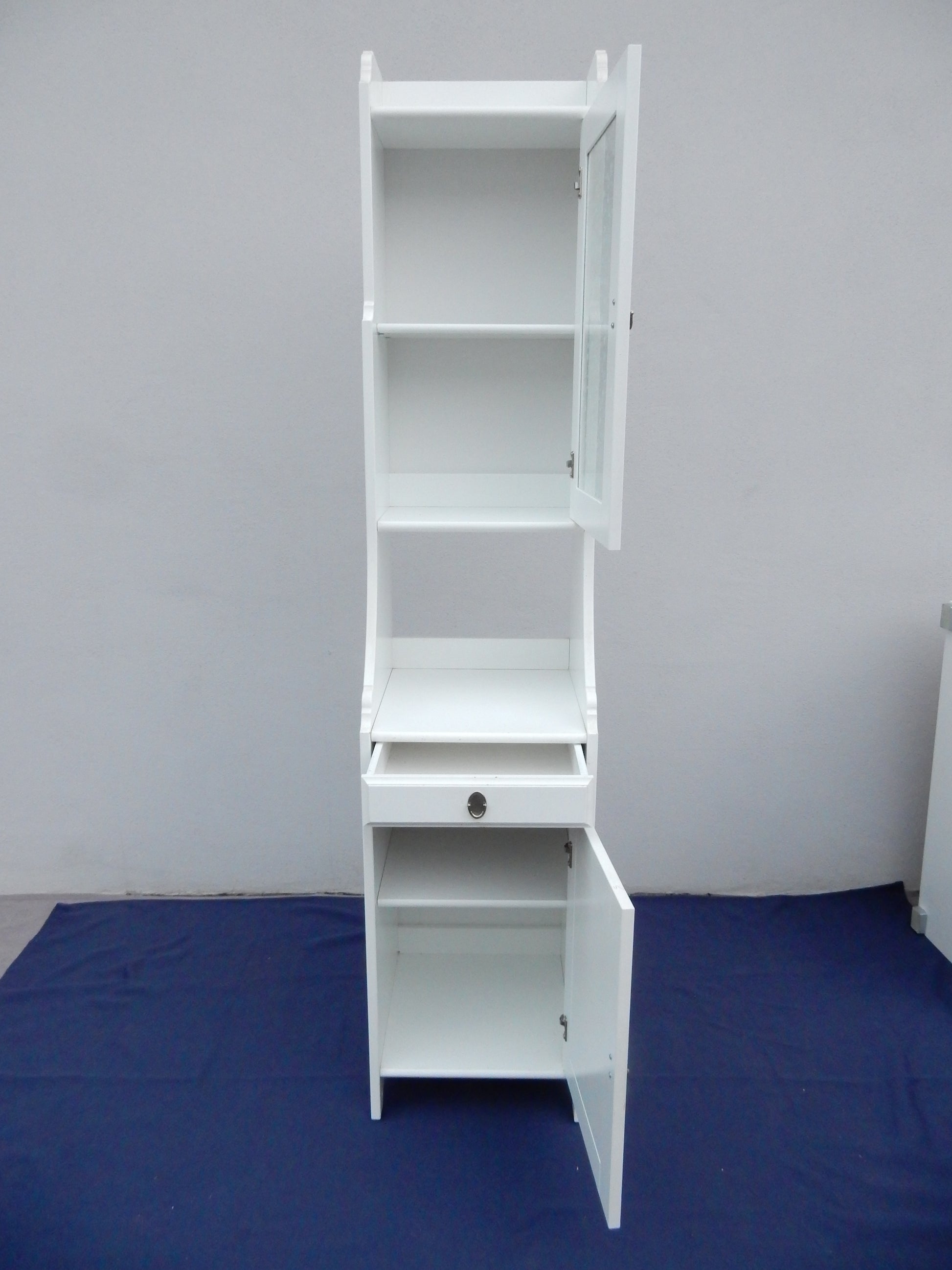 Weißer Hochschrank mit Glastür und Schublade - Artikelbild von Fummel & Gedöns Secondhand-Store