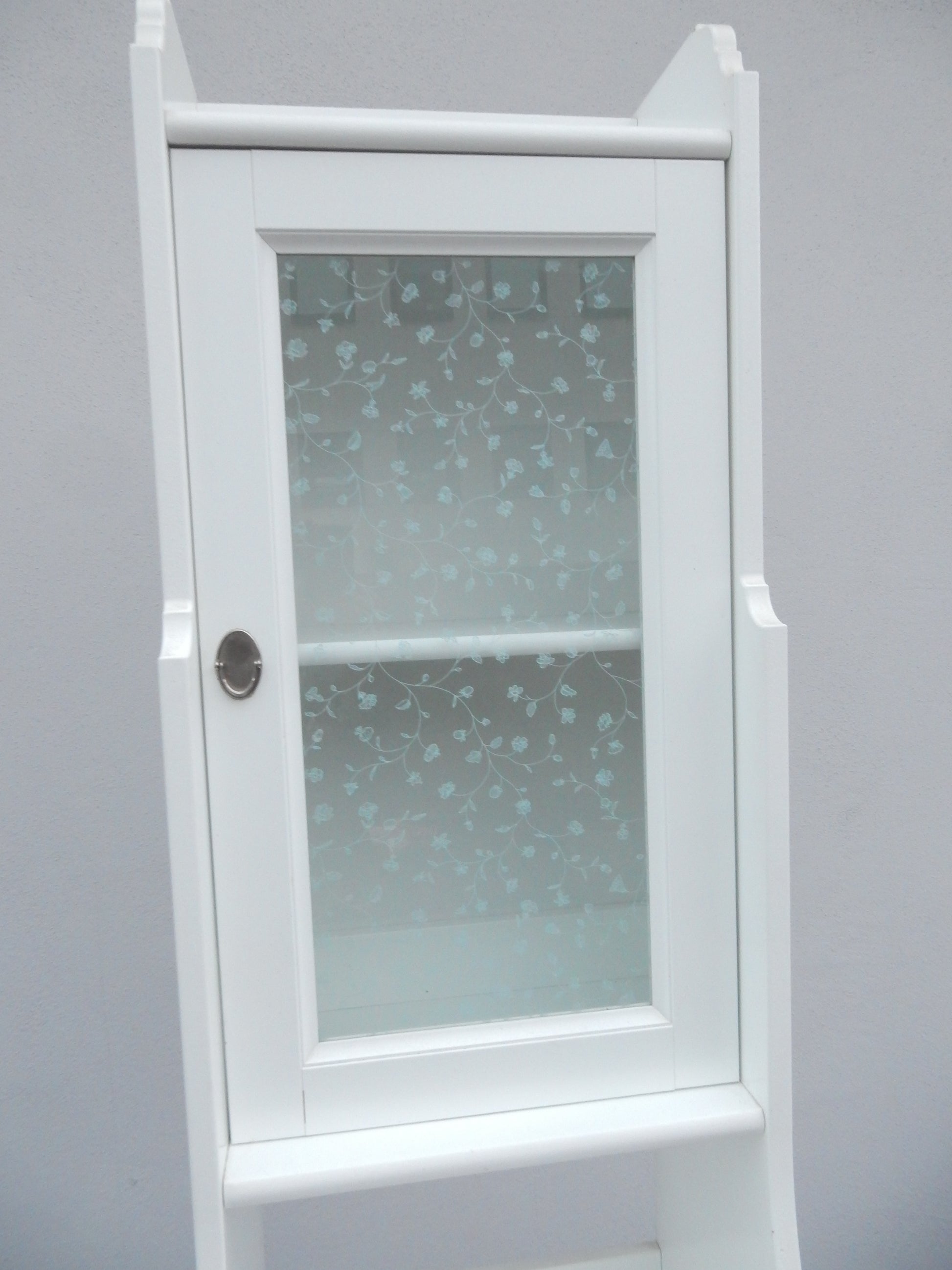 Weißer Hochschrank mit Glastür und Schublade - Artikelbild von Fummel & Gedöns Secondhand-Store