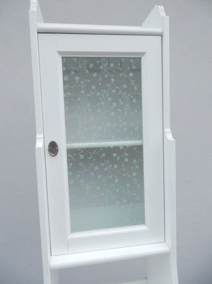 Weißer Hochschrank mit Glastür und Schublade