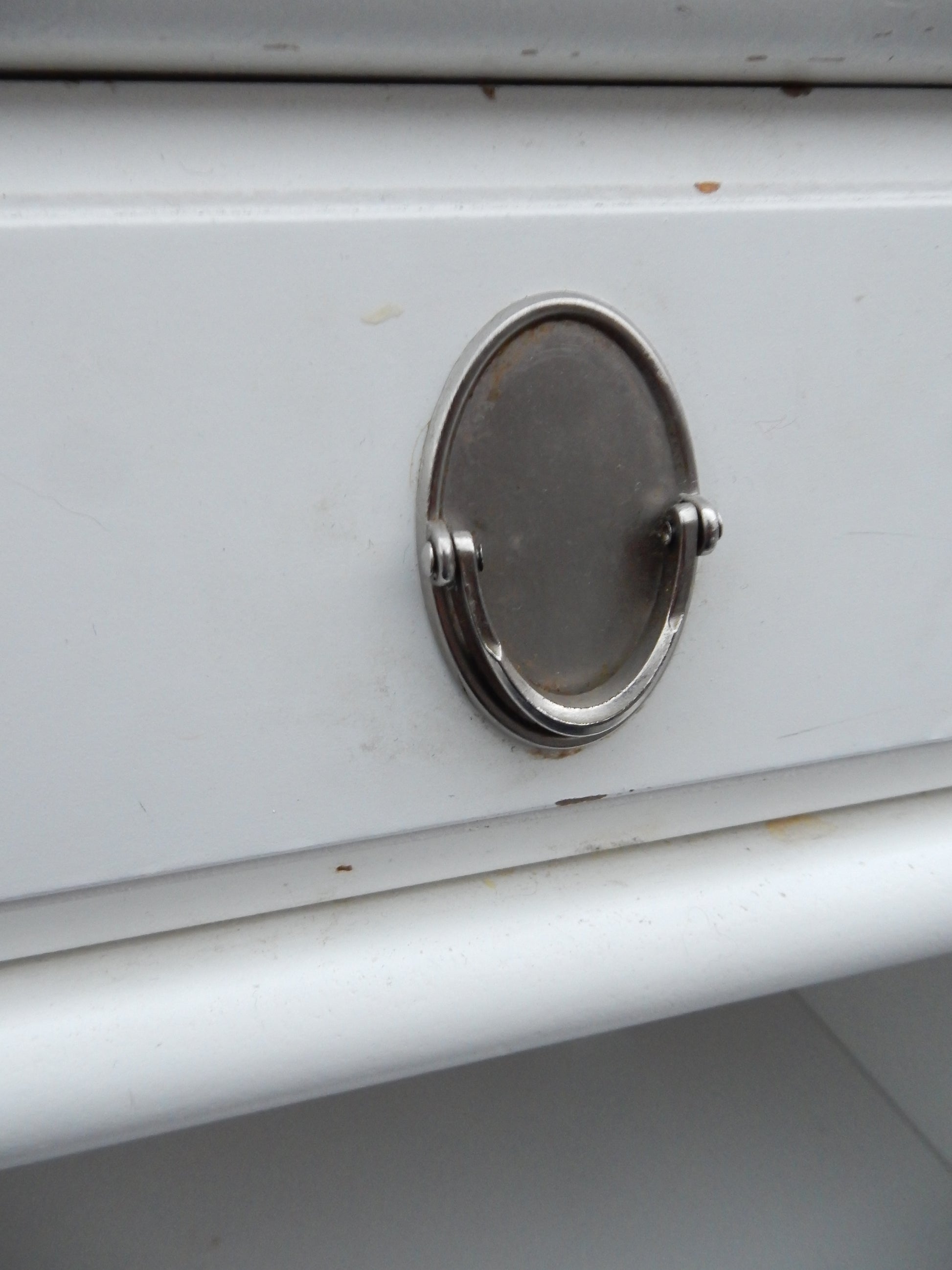 Weißer Hochschrank mit Glastür und Schublade - Artikelbild von Fummel & Gedöns Secondhand-Store