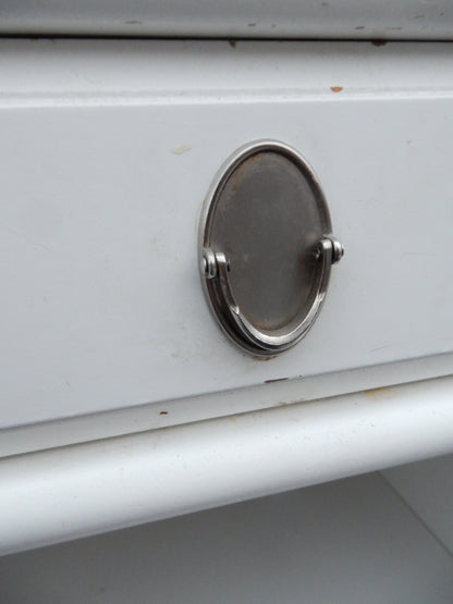 Weißer Hochschrank mit Glastür und Schublade