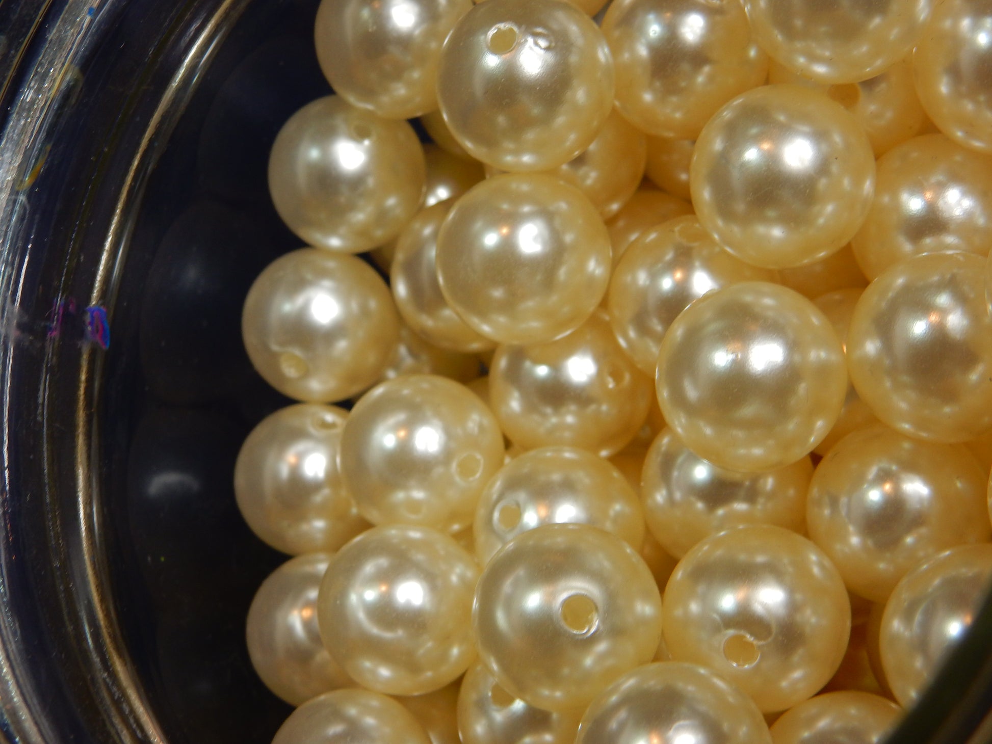 15 mm Imitations-Perlen (Acryl/ABS) – ca. 500 Stück, elfenbein/creme - Artikelbild von Fummel & Gedöns Secondhand-Store