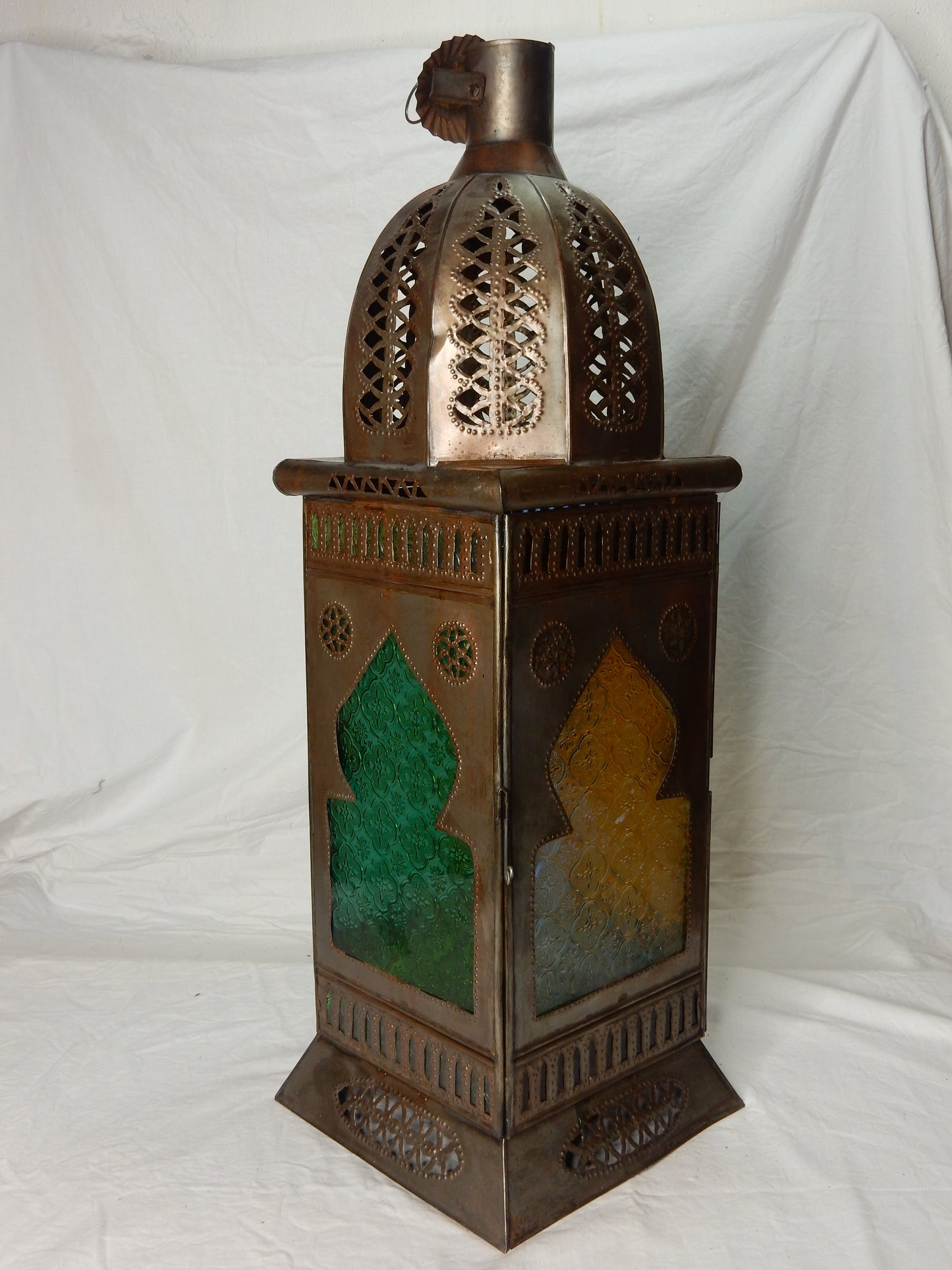 Marokkanische Metalllaterne – ca. 65 cm, grün & bernsteinfarbenes Glas, handgearbeitet