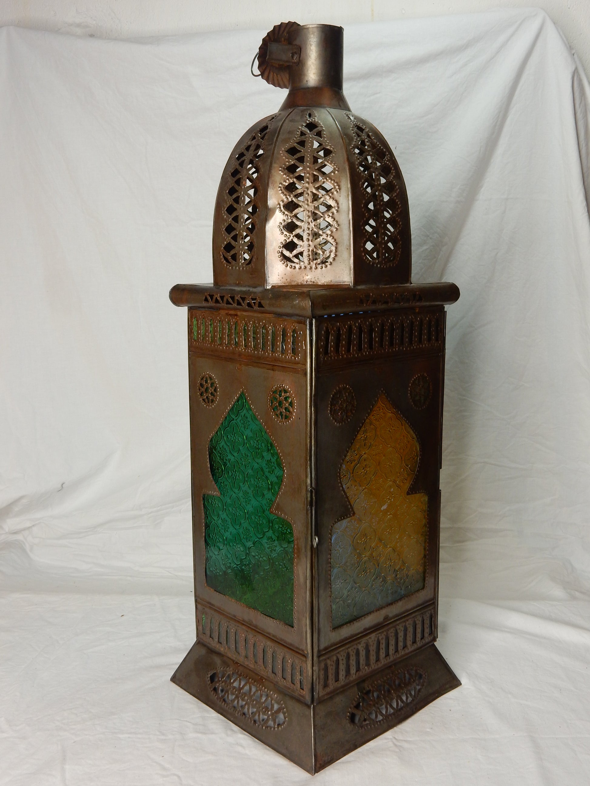 Marokkanische Metalllaterne – ca. 65 cm, grün &amp; bernsteinfarbenes Glas, handgearbeitet - Artikelbild von Fummel & Gedöns Secondhand-Store