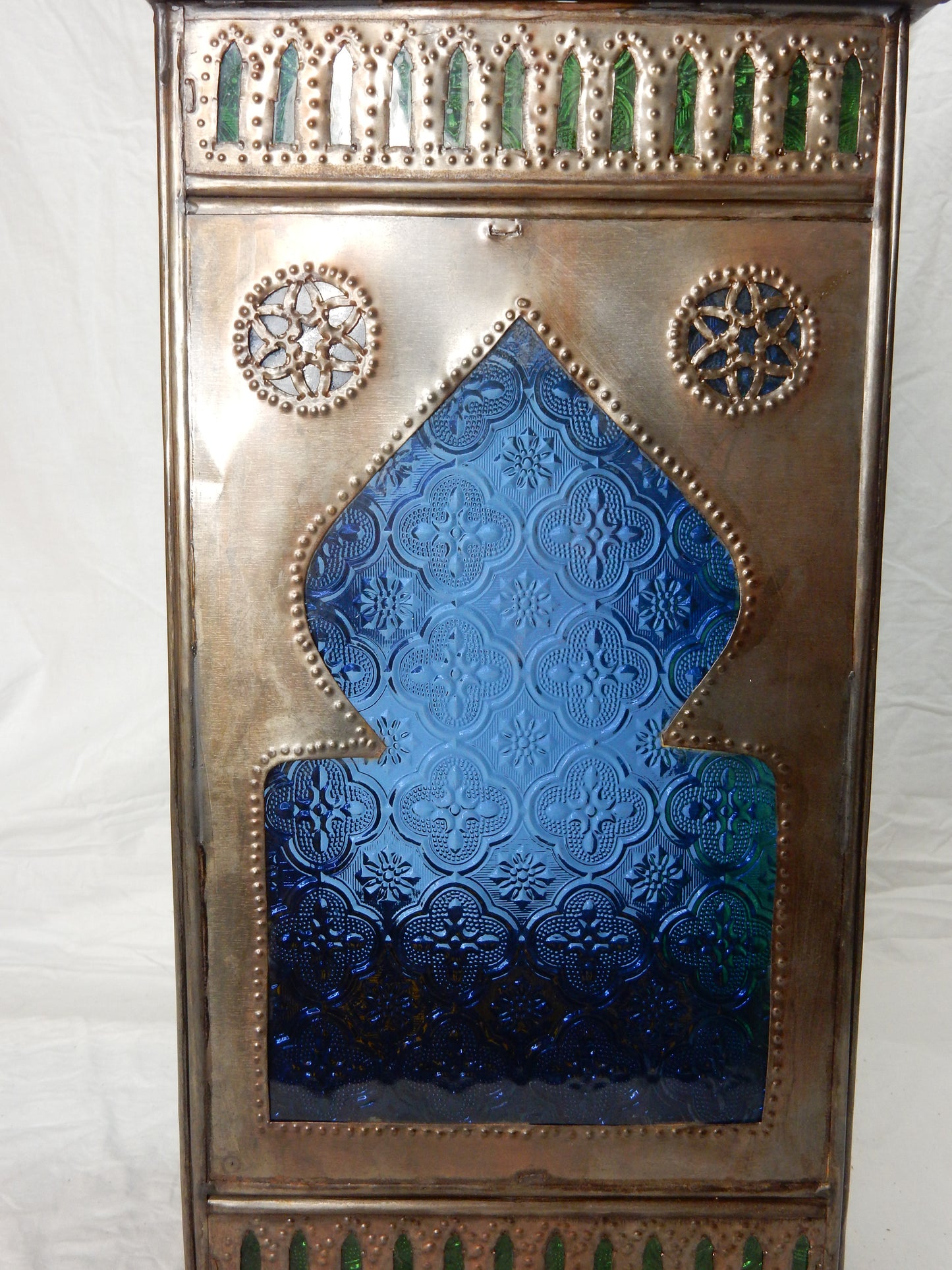 Marokkanische Metalllaterne – ca. 65 cm, grün & bernsteinfarbenes Glas, handgearbeitet