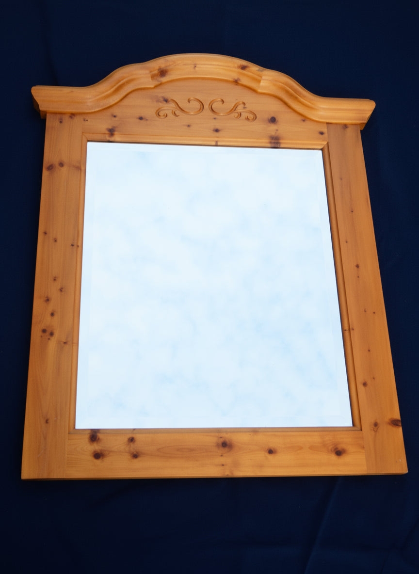 Wandspiegel im Landhausstil – Holzrahmen (ca. 94 × 70 cm) - Artikelbild von Fummel & Gedöns Secondhand-Store