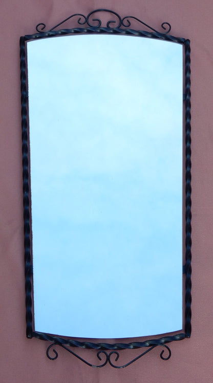 Wandspiegel mit geschwungenem Metallrahmen (68 × 33 cm)