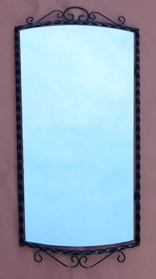 Wandspiegel mit geschwungenem Metallrahmen (68 × 33 cm)