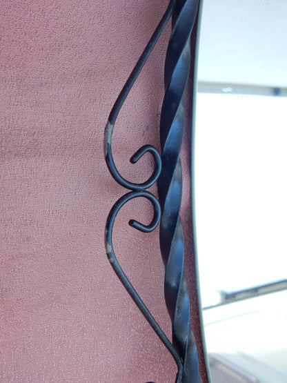 Wandspiegel mit geschwungenem Metallrahmen (68 × 33 cm)