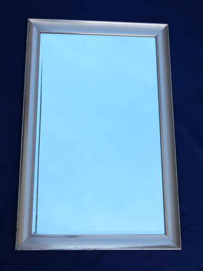 Wandspiegel mit silberfarbenem Holzrahmen (ca. 54 × 85 cm)