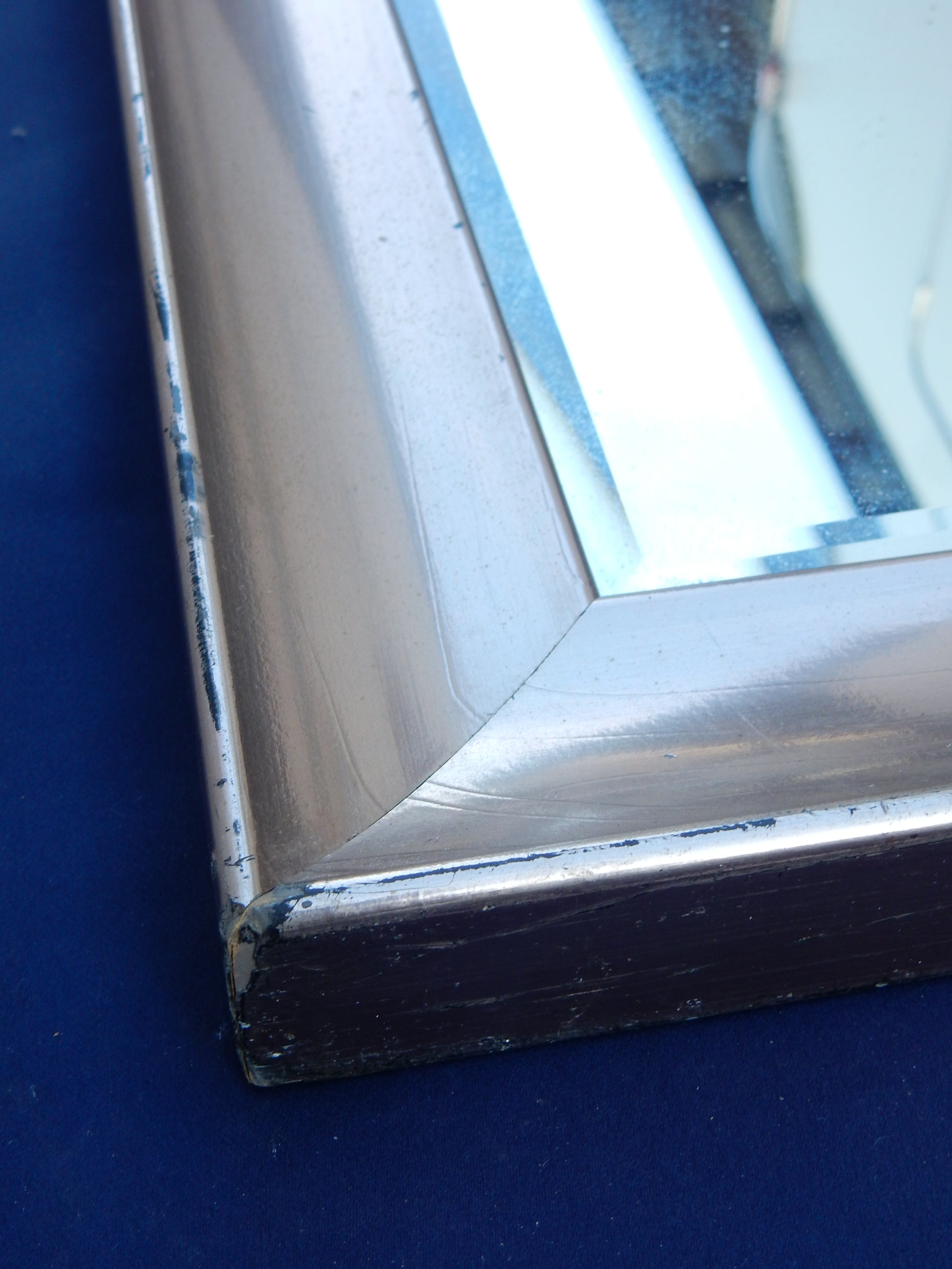 Wandspiegel mit silberfarbenem Holzrahmen (ca. 54 × 85 cm) - Artikelbild von Fummel & Gedöns Secondhand-Store