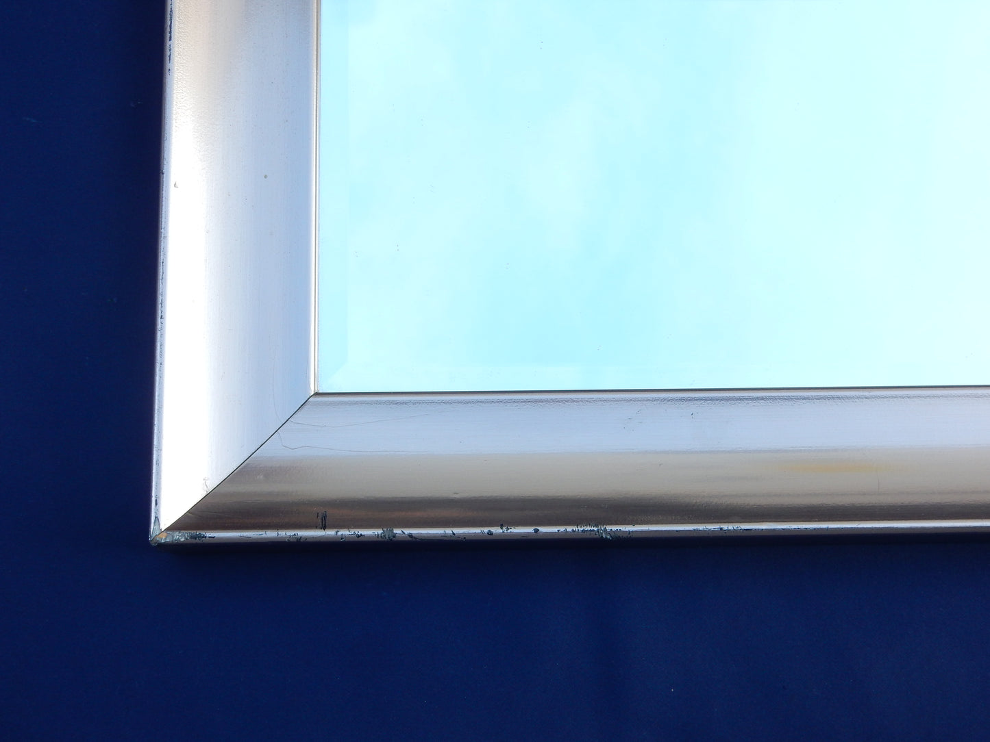 Wandspiegel mit silberfarbenem Holzrahmen (ca. 54 × 85 cm)