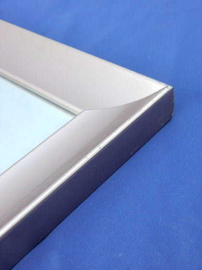 Wandspiegel mit silberfarbenem Holzrahmen (ca. 54 × 85 cm)