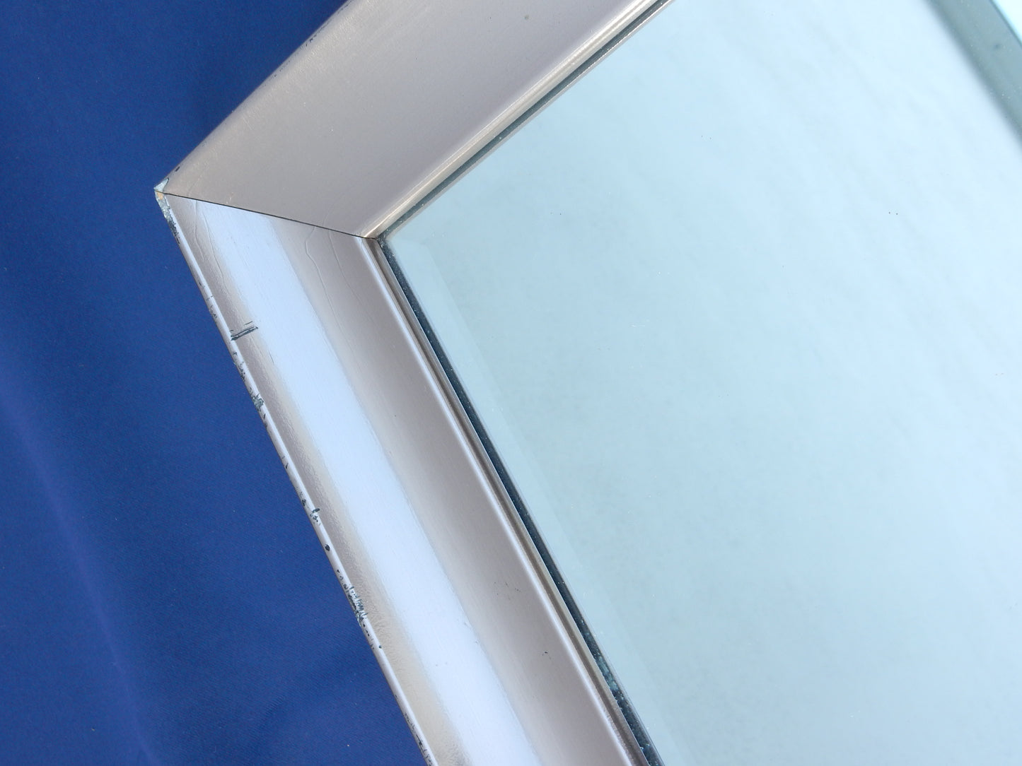 Wandspiegel mit silberfarbenem Holzrahmen (ca. 54 × 85 cm)