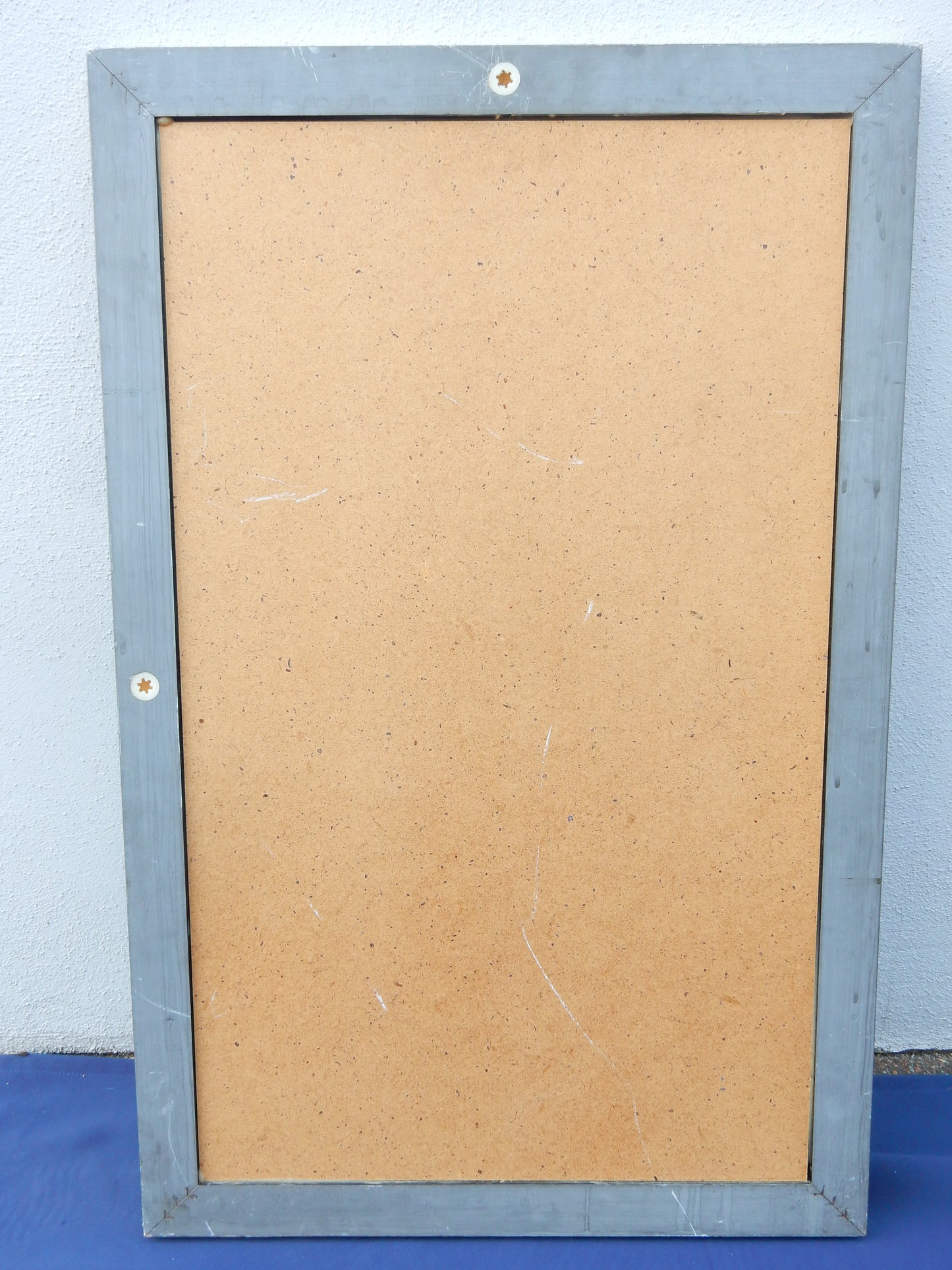 Wandspiegel mit silberfarbenem Holzrahmen (ca. 54 × 85 cm)