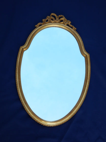 Ovaler Wandspiegel mit goldfarbenem Holzrahmen – 67 × 43 cm