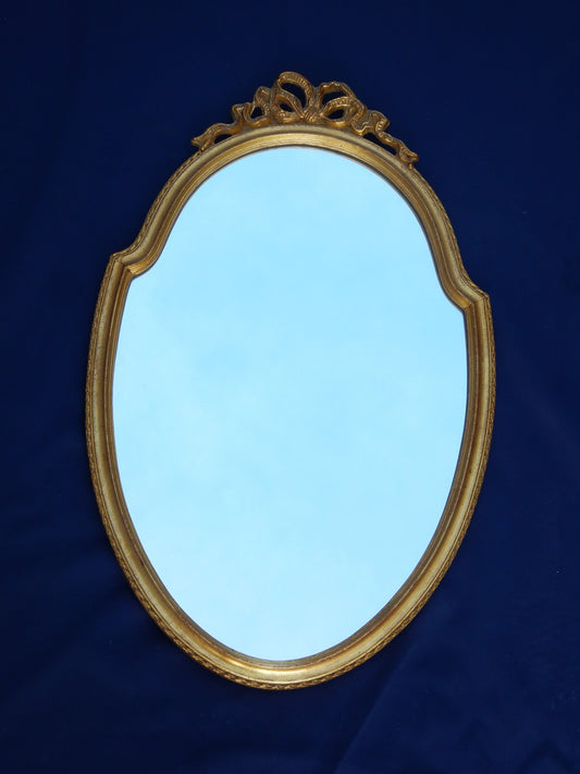 Ovaler Wandspiegel mit goldfarbenem Holzrahmen – 67 × 43 cm