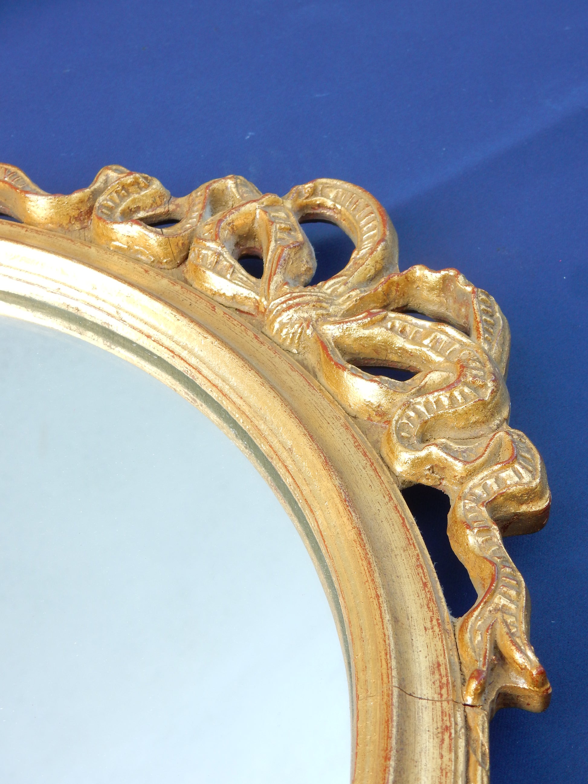 Ovaler Wandspiegel mit goldfarbenem Holzrahmen – 67 × 43 cm - Artikelbild von Fummel & Gedöns Secondhand-Store