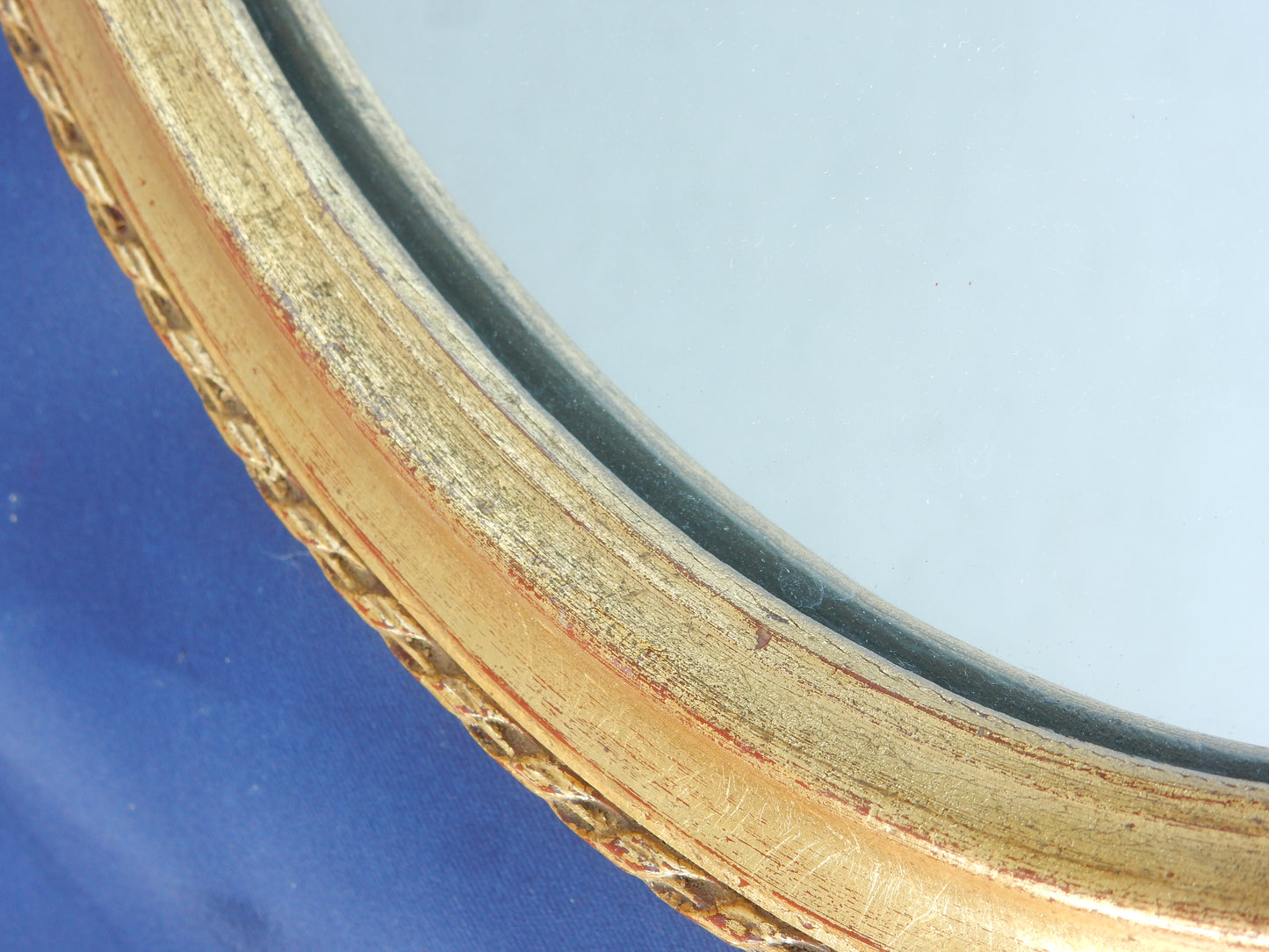 Ovaler Wandspiegel mit goldfarbenem Holzrahmen – 67 × 43 cm