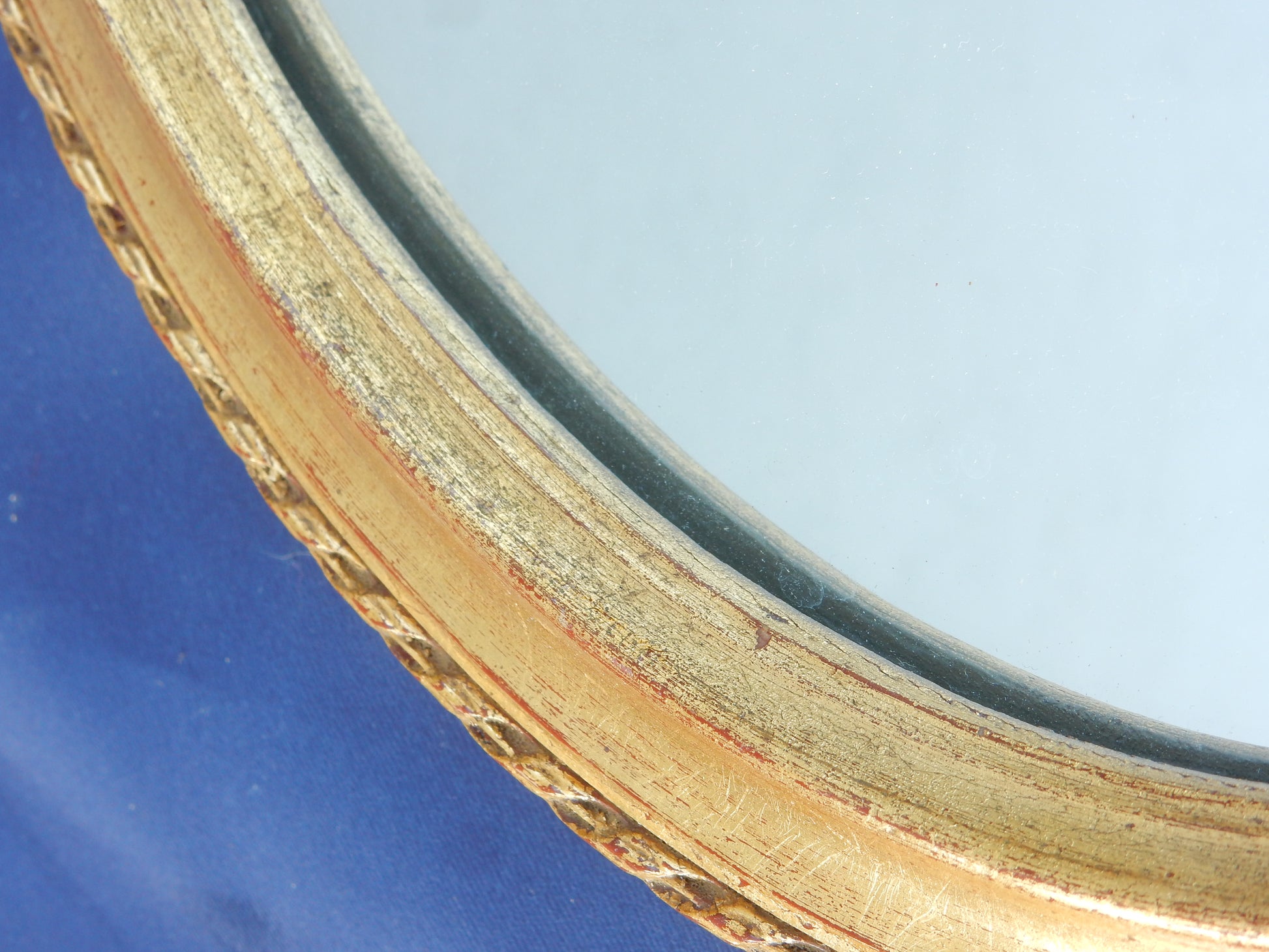 Ovaler Wandspiegel mit goldfarbenem Holzrahmen – 67 × 43 cm - Artikelbild von Fummel & Gedöns Secondhand-Store