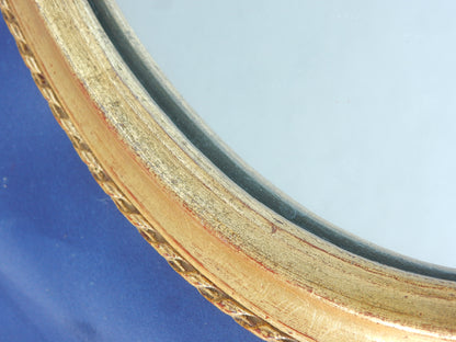 Ovaler Wandspiegel mit goldfarbenem Holzrahmen – 67 × 43 cm