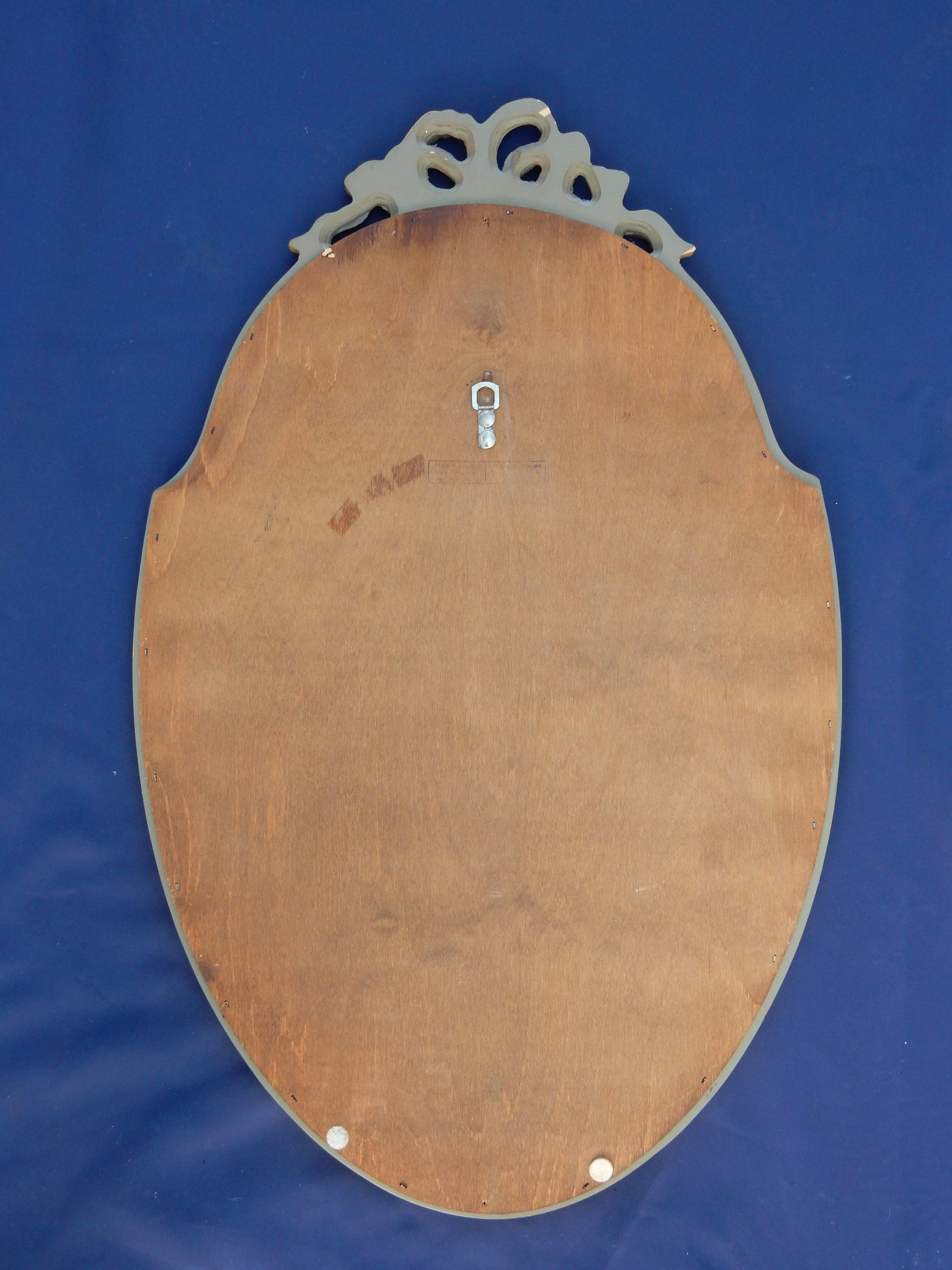 Ovaler Wandspiegel mit goldfarbenem Holzrahmen – 67 × 43 cm - Artikelbild von Fummel & Gedöns Secondhand-Store