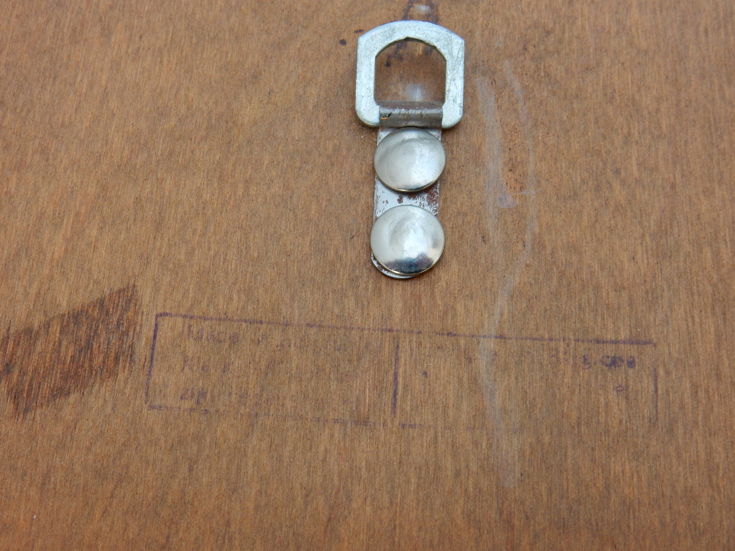 Ovaler Wandspiegel mit goldfarbenem Holzrahmen – 67 × 43 cm