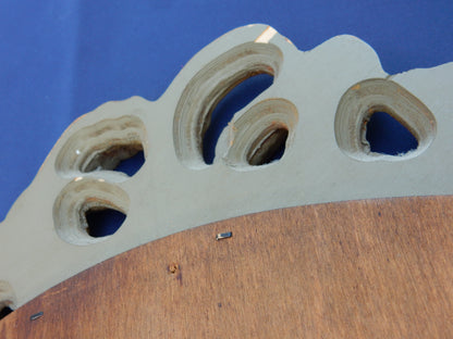 Ovaler Wandspiegel mit goldfarbenem Holzrahmen – 67 × 43 cm