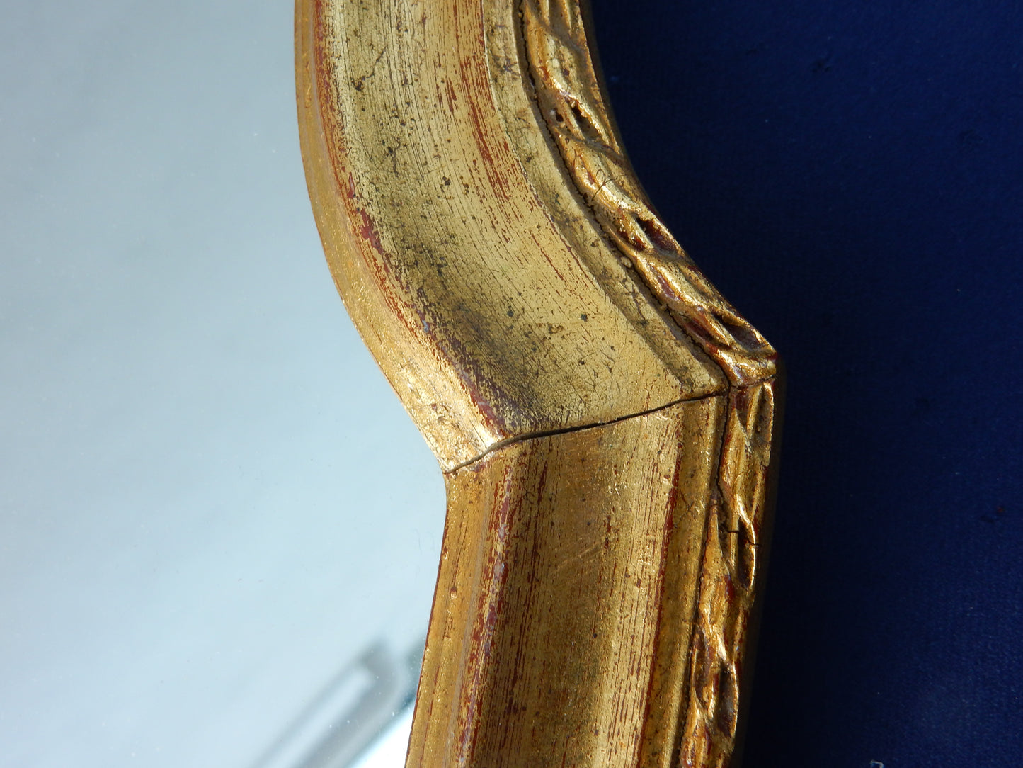 Ovaler Wandspiegel mit goldfarbenem Holzrahmen – 67 × 43 cm