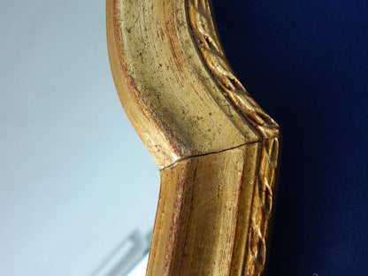 Ovaler Wandspiegel mit goldfarbenem Holzrahmen – 67 × 43 cm