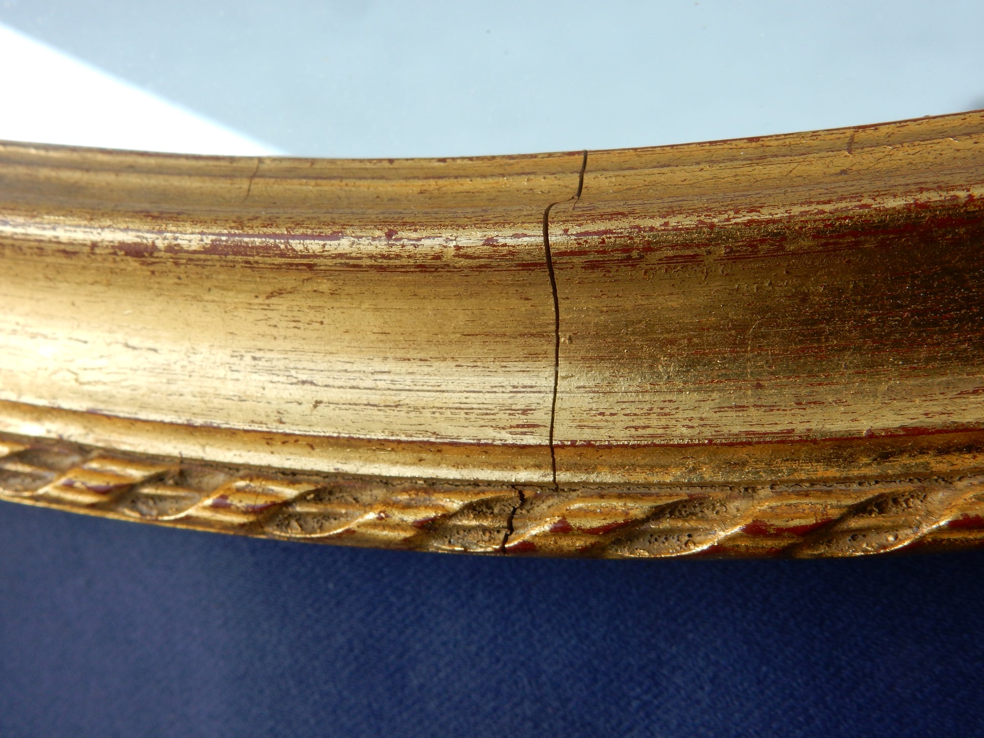 Ovaler Wandspiegel mit goldfarbenem Holzrahmen – 67 × 43 cm - Artikelbild von Fummel & Gedöns Secondhand-Store