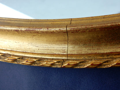 Ovaler Wandspiegel mit goldfarbenem Holzrahmen – 67 × 43 cm