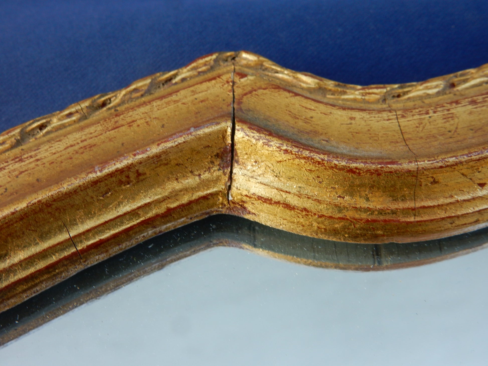 Ovaler Wandspiegel mit goldfarbenem Holzrahmen – 67 × 43 cm - Artikelbild von Fummel & Gedöns Secondhand-Store