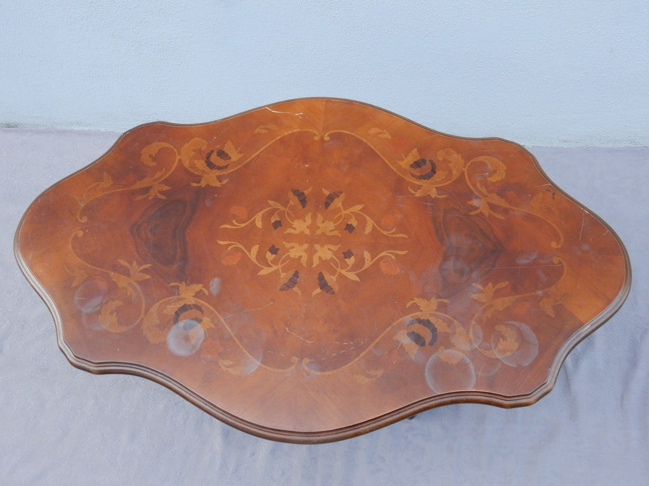 Kleiner Intarsientisch – florales Motiv