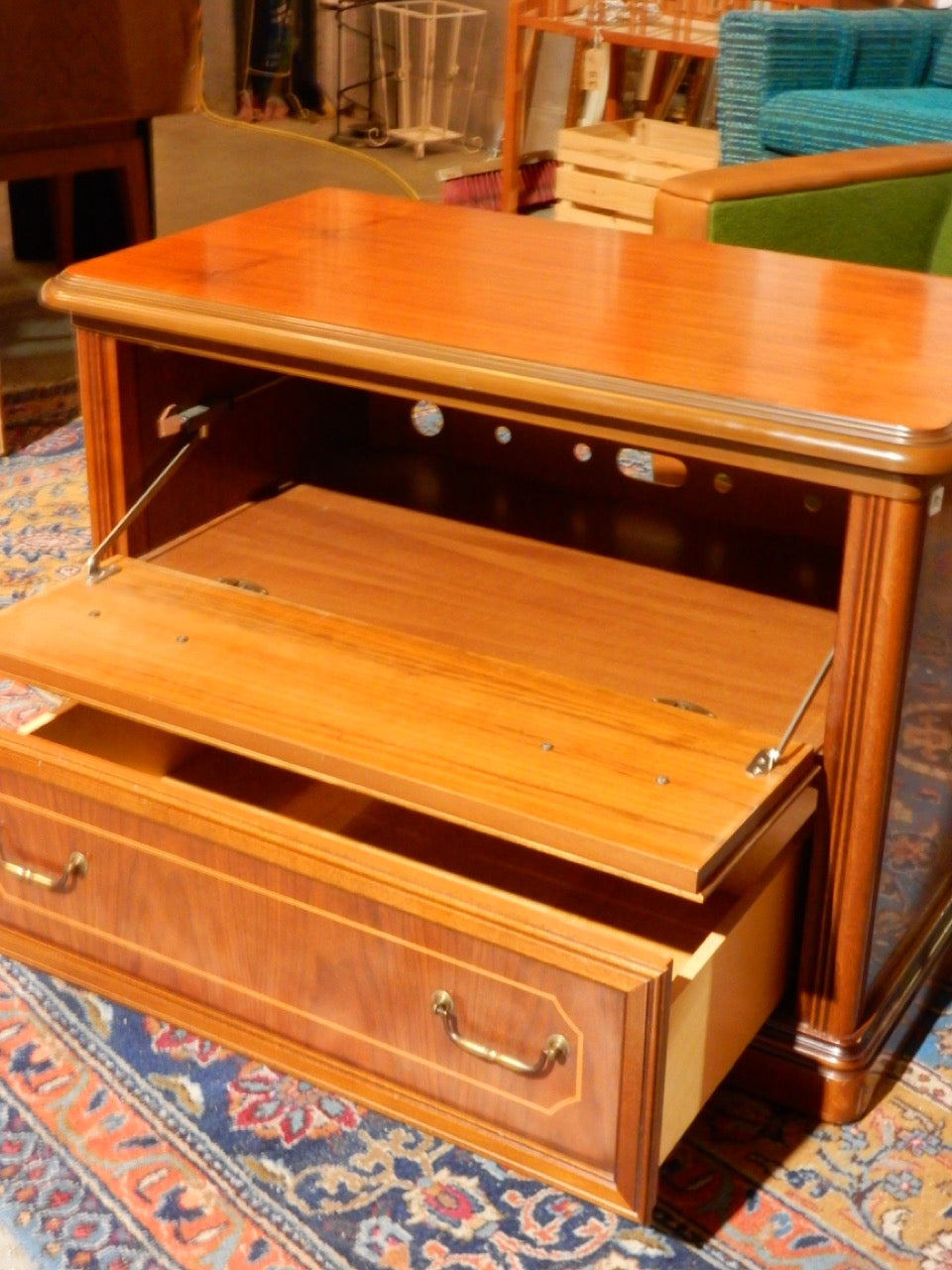 TV-Schrank / Lowboard – rotbraunes Holz - Artikelbild von Fummel & Gedöns Secondhand-Store