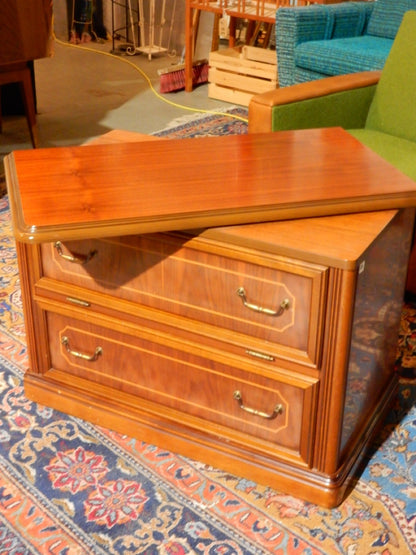 TV-Schrank / Lowboard – rotbraunes Holz