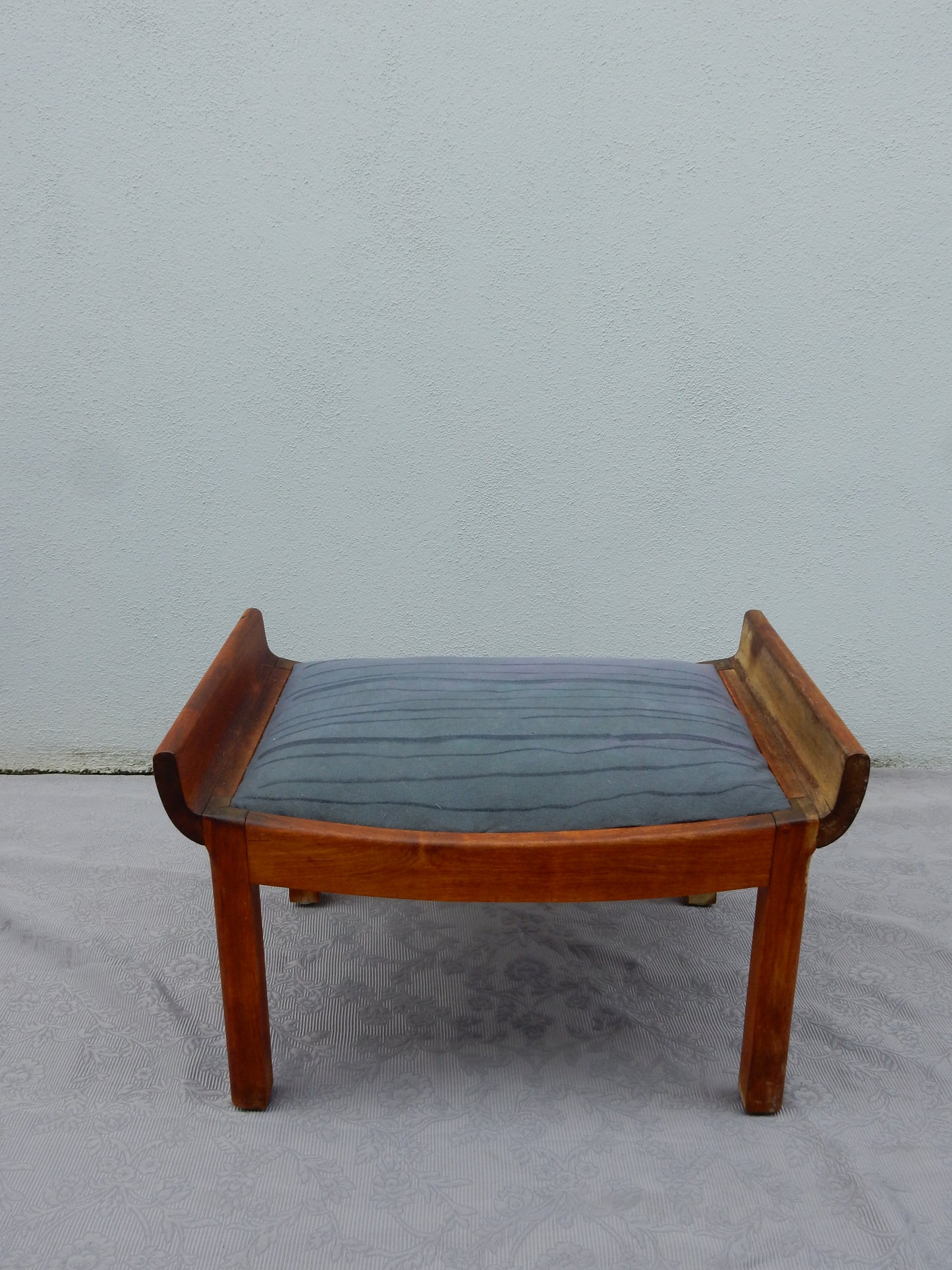 Vintage Holz-Hocker – gepolstert